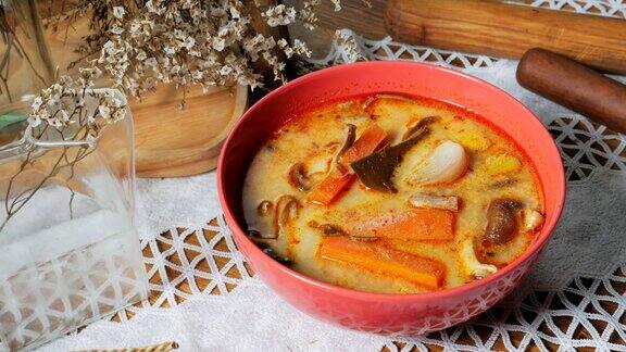 美味的辛辣亚洲食物冬阴汤是一种辛辣的泰国汤