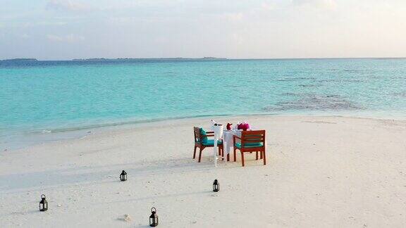 海滩上的浪漫晚餐