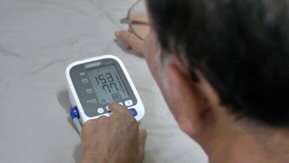年长亚洲男性在家测量压力的场景