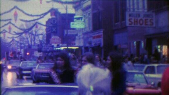 1967年:圣诞游行小市中心古老的店面