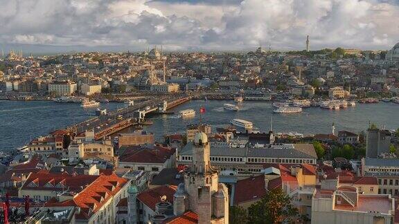 缩小镜头的伊斯坦布尔土耳其从加拉塔俯瞰伊斯坦布尔市中心的日落渡船沿着加拉塔大桥附近的金角湾航行