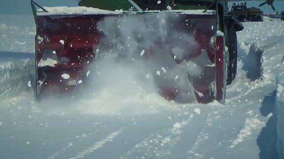 汽车清除道路上的积雪