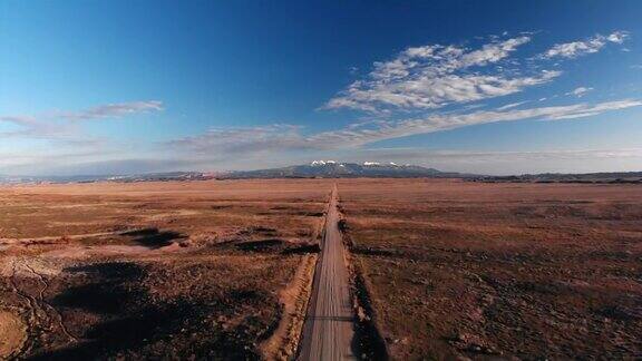 犹他州与沙漠平原在两侧的蓝天下日落日出