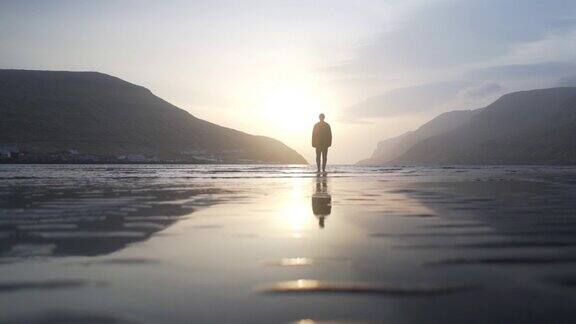 浅湖日出时人站立的嗡嗡声