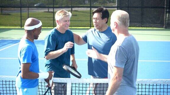 男人们打网球赛后握手