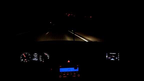 汽车在夜间高速行驶车内有灯光
