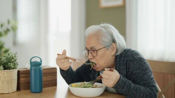 老妇人在吃沙拉
