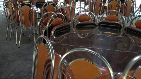空无一人的咖啡馆里堆满了桌椅