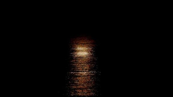 月光倒映在水面上