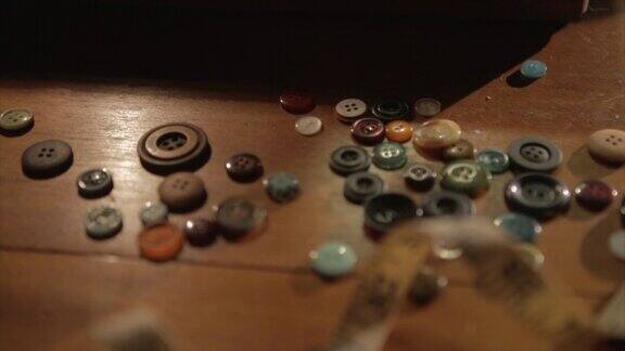 木桌上一堆旧纽扣