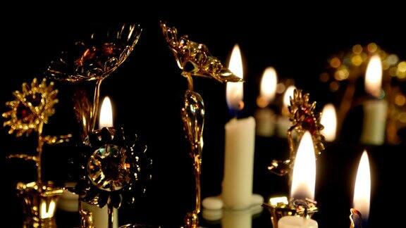 圣诞蜡烛在黑暗中燃烧