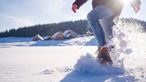 穿着雪鞋走过田园诗般的白雪覆盖的冬季风景