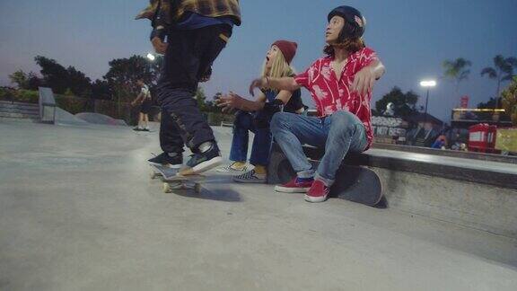 一群亚洲青少年在混凝土地板上玩滑板