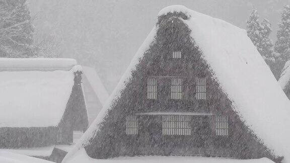 雪花飘落在冬天的房子在富山日本