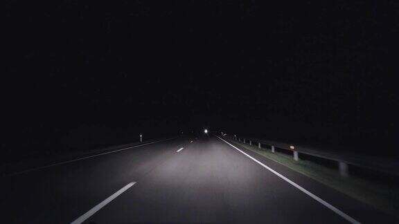 夜间乡村公路上的旅行