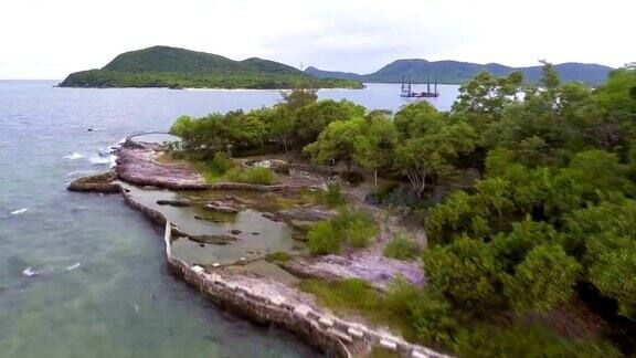 沿海岸线海浪和岩石的鸟瞰图