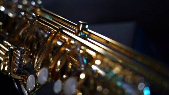 金色闪亮的中音萨克斯管与蓝色烟雾缪斯和创造力