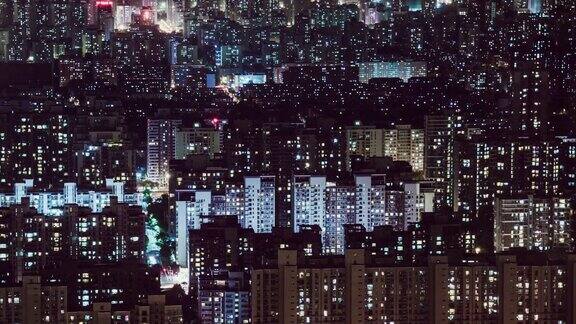 住宅楼晚上的窗户闪烁中国北京