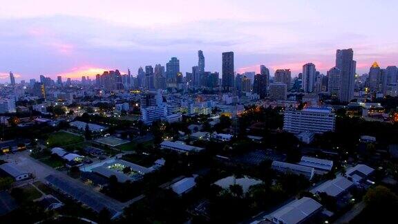 商业大厦鸟瞰图曼谷城亚洲泰国景观面积和夕阳天空