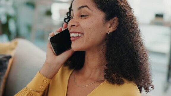 电话微笑和女人在城市里说话聊天或在城市里说话5g技术、手机或快乐的混血女性用智能手机交谈或讨论