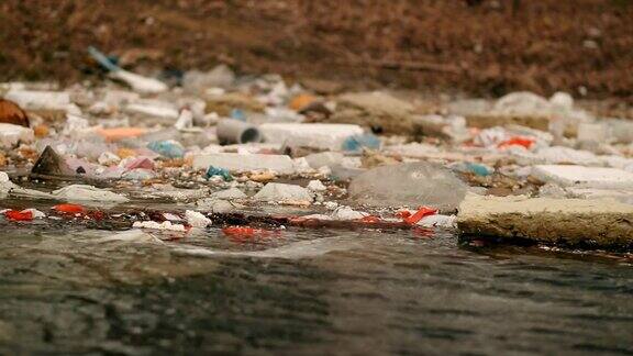 垃圾漂浮在海岸附近的水中环境污染