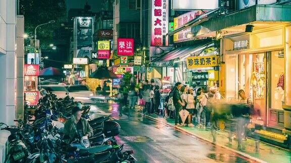 在雨中人群穿过台湾台北市忠孝东路