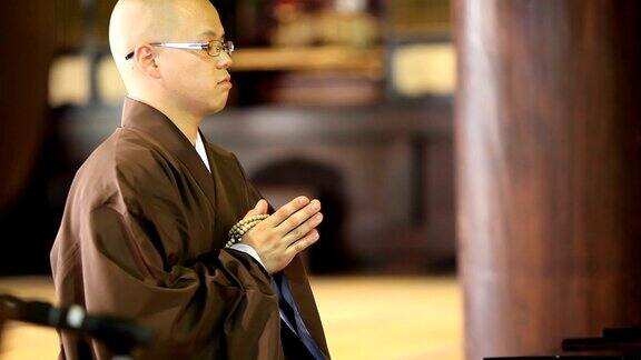 佛教僧侣在他的早上祈祷