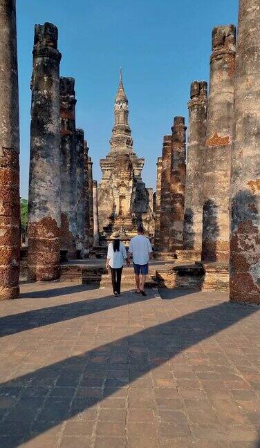 一对男女参观泰国素可泰老城的马哈塔寺泰国古城
