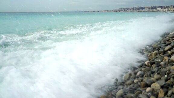 波浪拍打着海岸的岩石