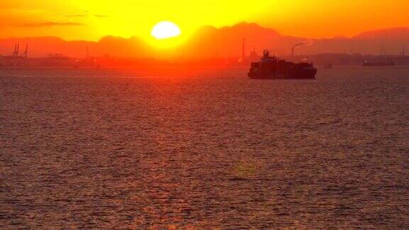 货物集装箱船航行东京湾日落的景色
