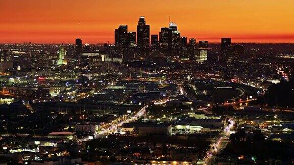 日落时洛杉矶市区的静态航拍