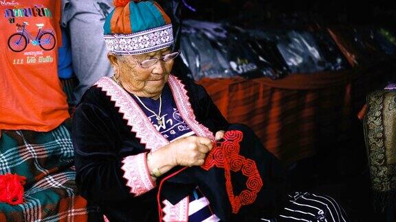 部落老妇人在做刺绣