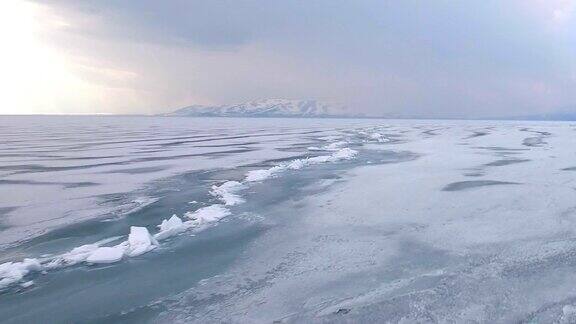 乘直升机在冰海或海洋上空飞行