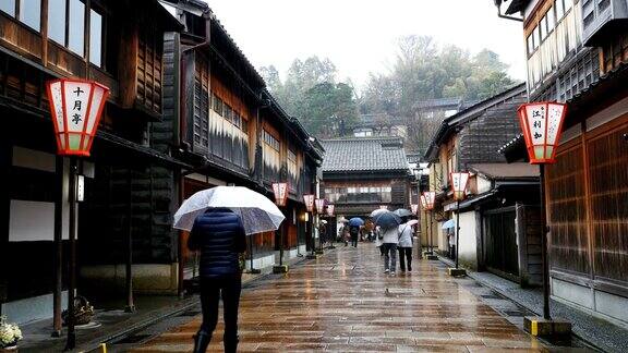 日本金泽东茶屋区下着雨