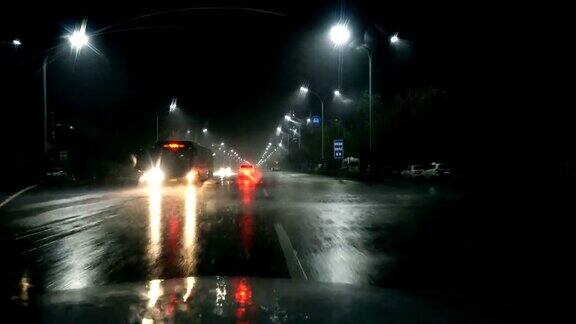 在漆黑的雨夜开车