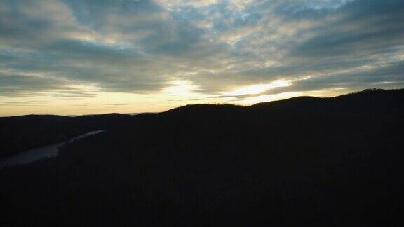 日出在山脉上空盘旋