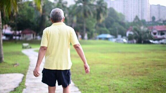 一位华裔老人在他们附近的公园里健身