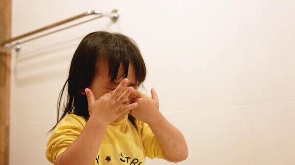 快乐的小女孩在浴室用清水刷牙和清洁口腔口腔卫生