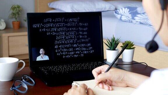 亚洲教师在线直播课程让学生在家里通过笔记本电脑讲课E-learninghome-choolingremote-distanceonlinehome-schooleducationinternetnetwor