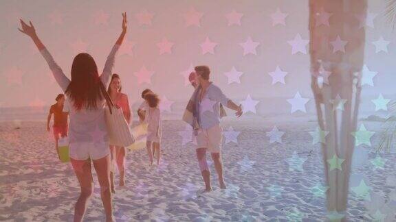 一群朋友在海滩上散步几颗闪烁的星星映照着他们
