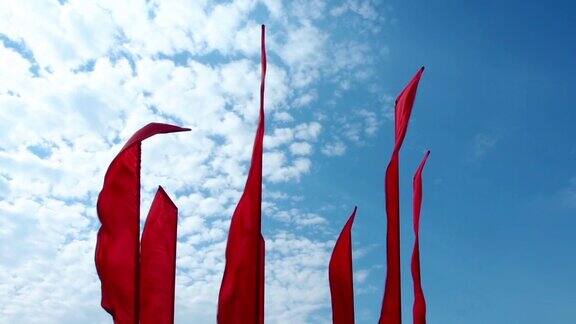 蓝天白云背景上的红旗缓慢的运动