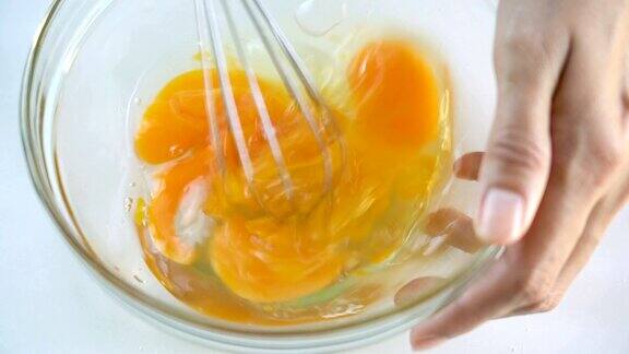 用手摇搅拌器搅拌鸡蛋
