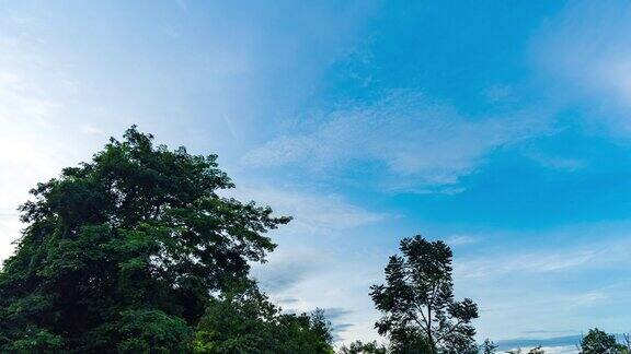 热带森林山蓝天和移动的云