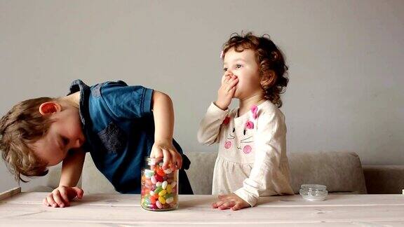可爱的小孩子在吃五颜六色的糖果