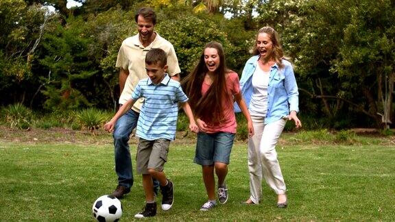家庭踢足球