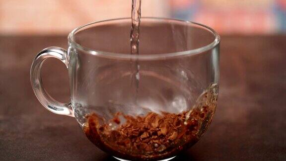 咖啡粉与热水混合在玻璃杯中