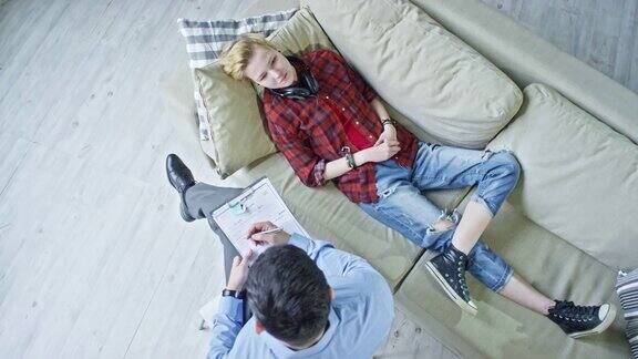 心理治疗期间青少年躺在沙发上