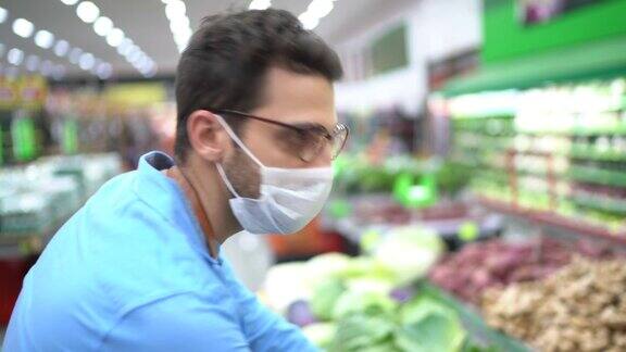 年轻的商人老板戴着面具在超市的肖像