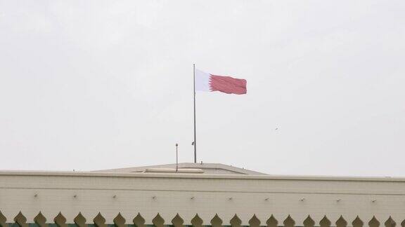 卡塔尔首都多哈阿米里迪万议会大厦上空飘扬着卡塔尔的阿达姆国旗