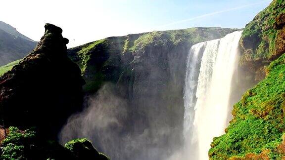 大瀑布斯科加瀑布位于冰岛南部斯科加镇附近